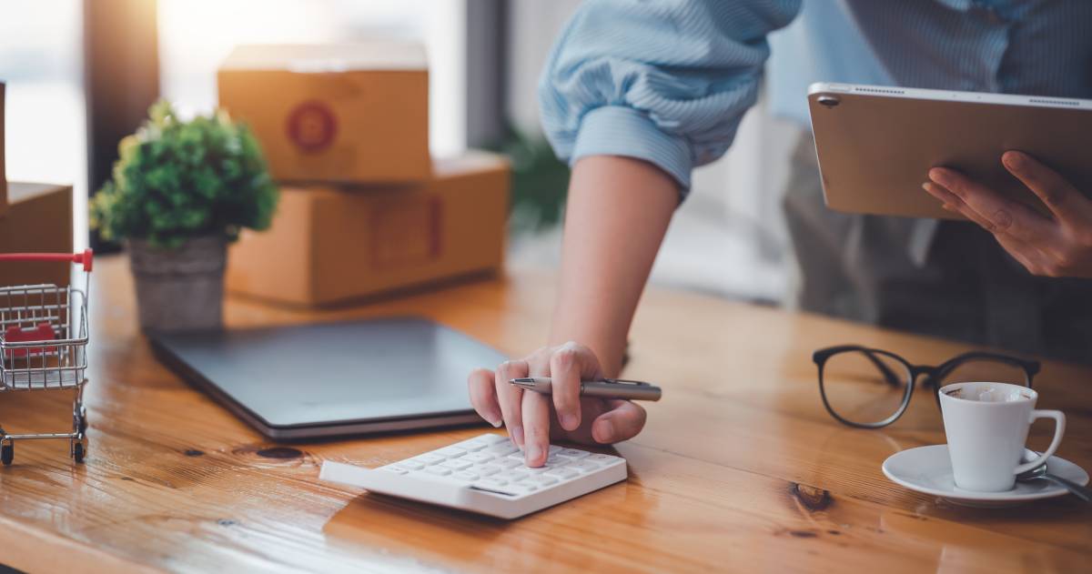 ondernemer betaald met tablet in haar hand