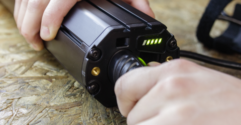 Oplaadprocs e-bike; batterij in de oplader doen