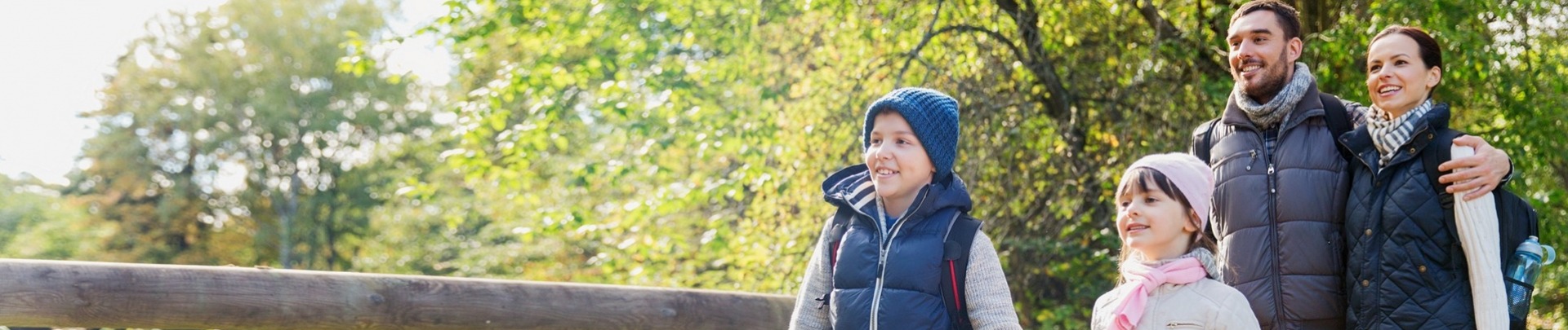 Gezin wandelt in het bos